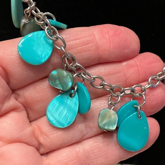 MOTHER OF PEARL DYED DISCS ON A LONG SILVER TONE CHAIN WITH PIERCED EARRINGS - Picture 14 of 15